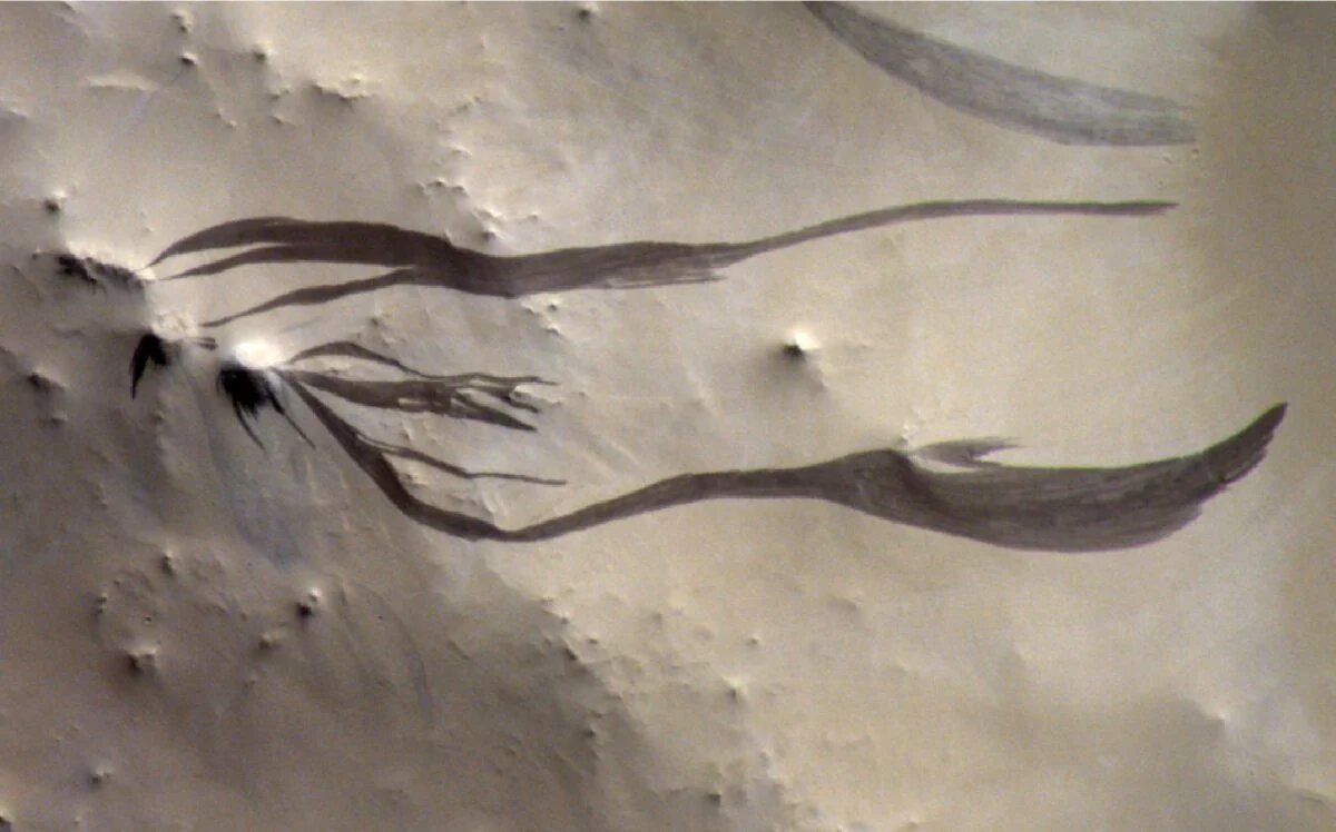 Марсианские полосы: след сухого оползня, а не воды. Credit: NASA