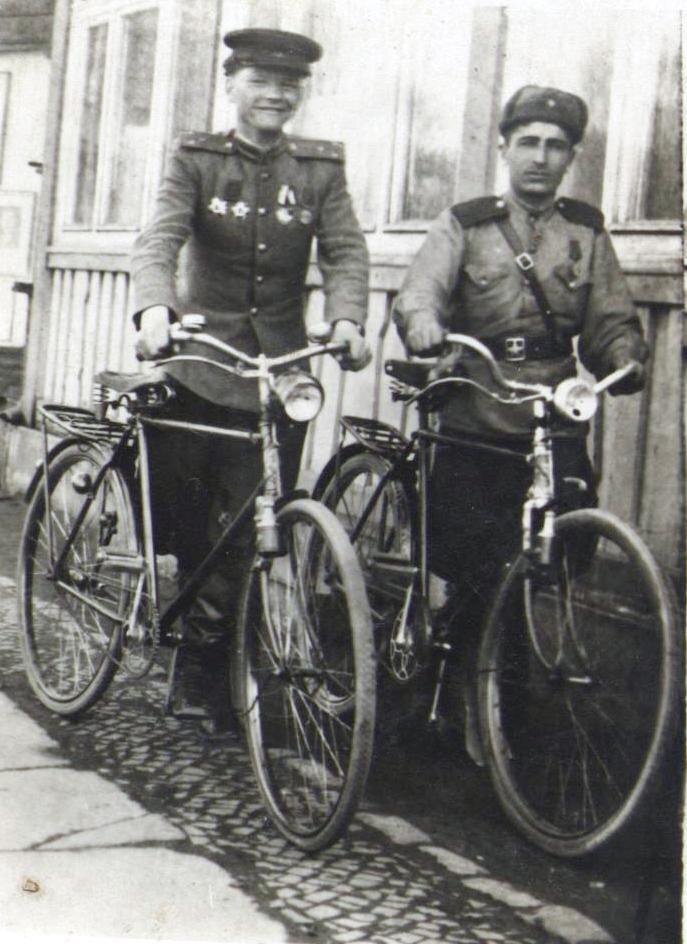 1946 год. Германия. Д.Т. Жирнов слева.