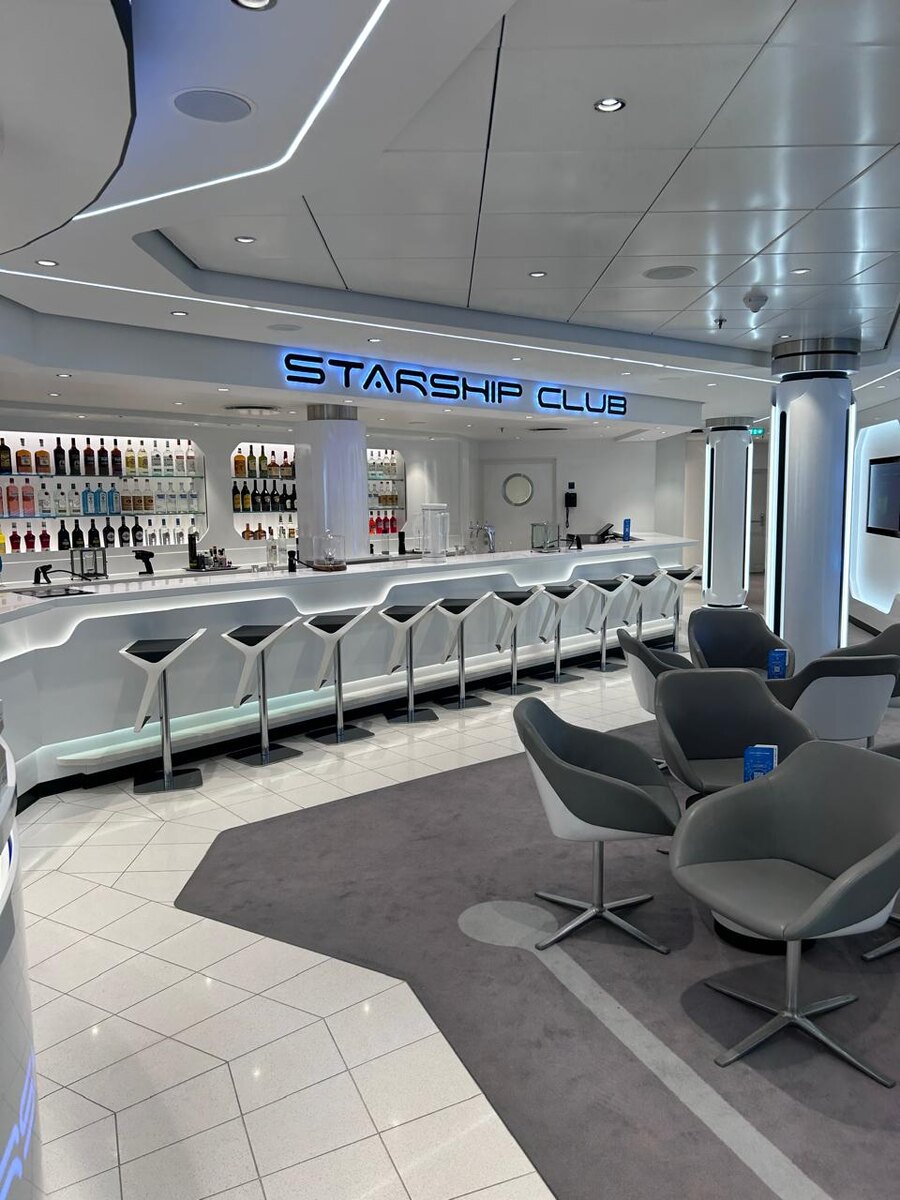 Робот - бар на борту лайнера Virtuosa. Приготовит коктейли на любой вкус!