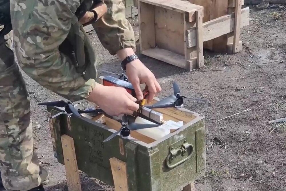    Сборка боевого дрона. Фото: Министерство обороны РФ