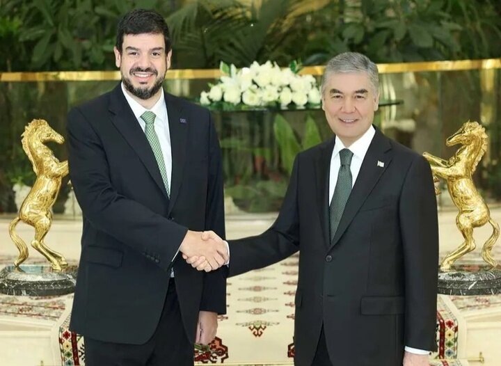    Педро Варгас Давид (справа) и Герой-Аркадаг (слева)