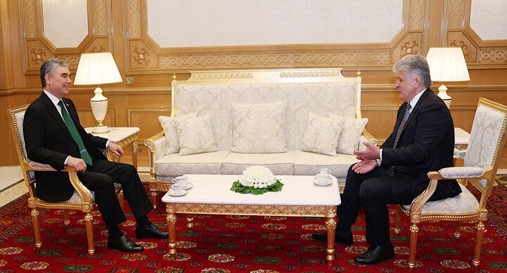    Герой-Аркадаг (слева) и Мирослав Енча (справа).