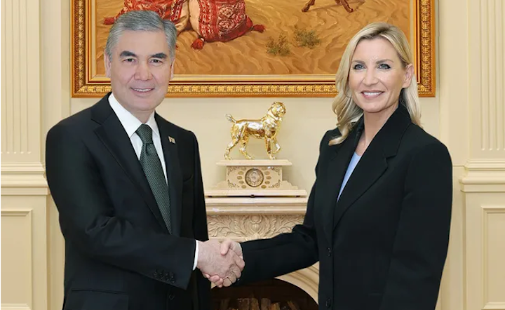    Герой-Аркадаг Туркменистана Гурбангулы Бердымухамедов (слева) и Лоро Баквелли.