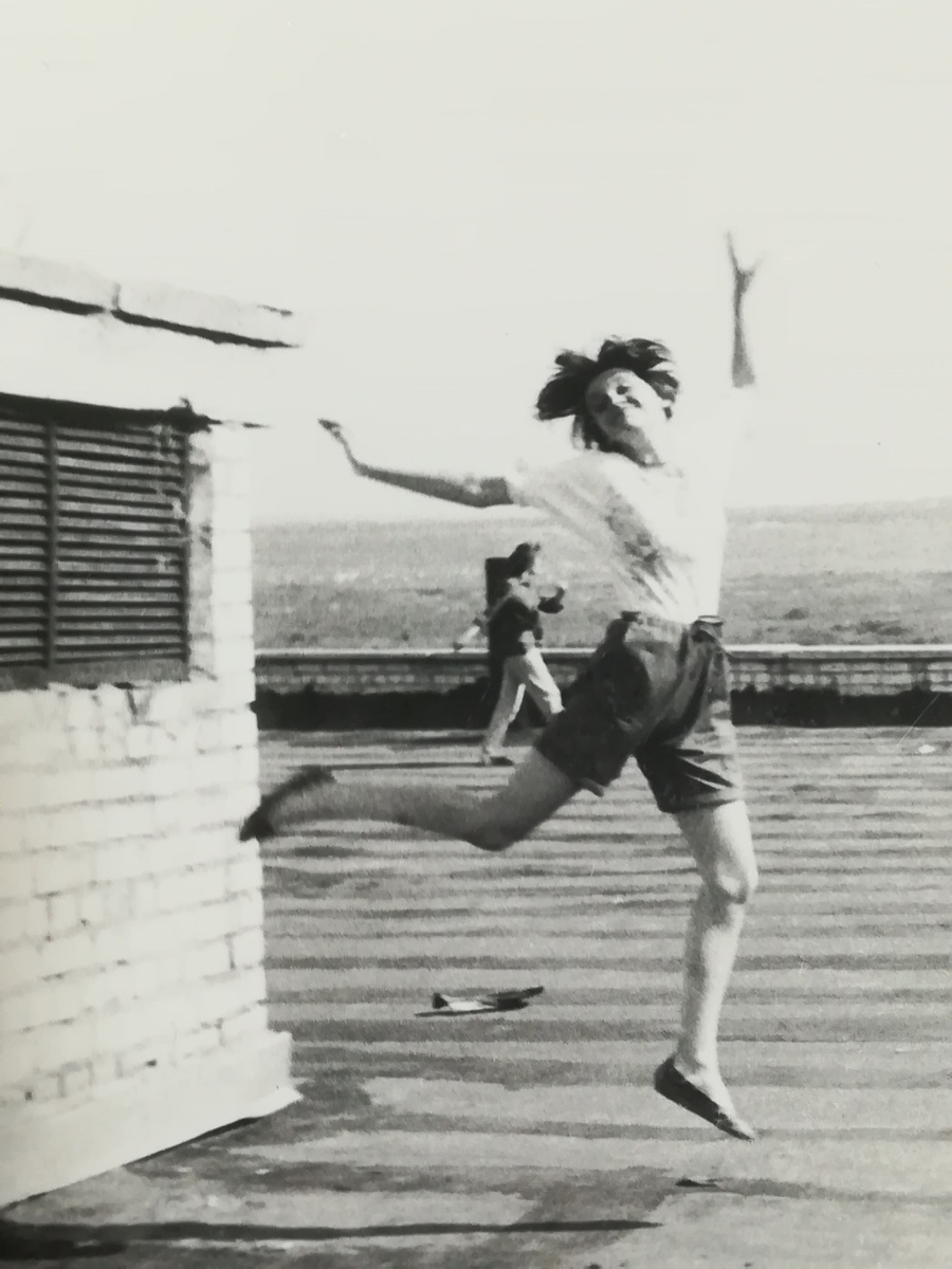 На крыше общаги. О ней ещё будет рассказ, ибо было то важное место в жизни студентов. Подруги мои, что тридцать пять лет рядом с времен тех давних. Сразу видно два абсолютно разных характера, а? 