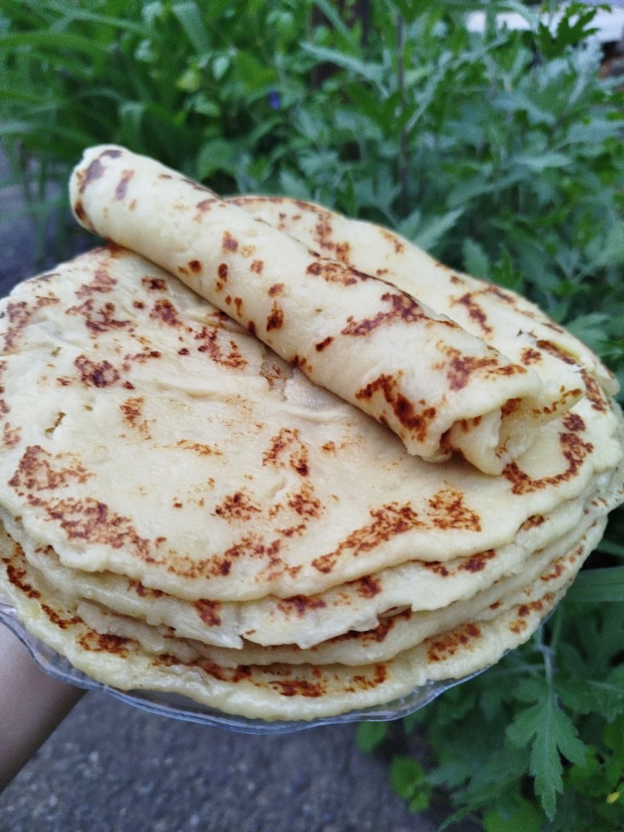 Хычины — это традиционное блюдо карачаево-балкарской кухни😊 Если вам не терпится попробовать хычин до того, как вы поедете на Кавказ, можете сделать его сами.Готовиться максимально просто и быстро, а вкус - выше всех ожиданий.Советую приготовить и насладиться этой вкусняшкой!