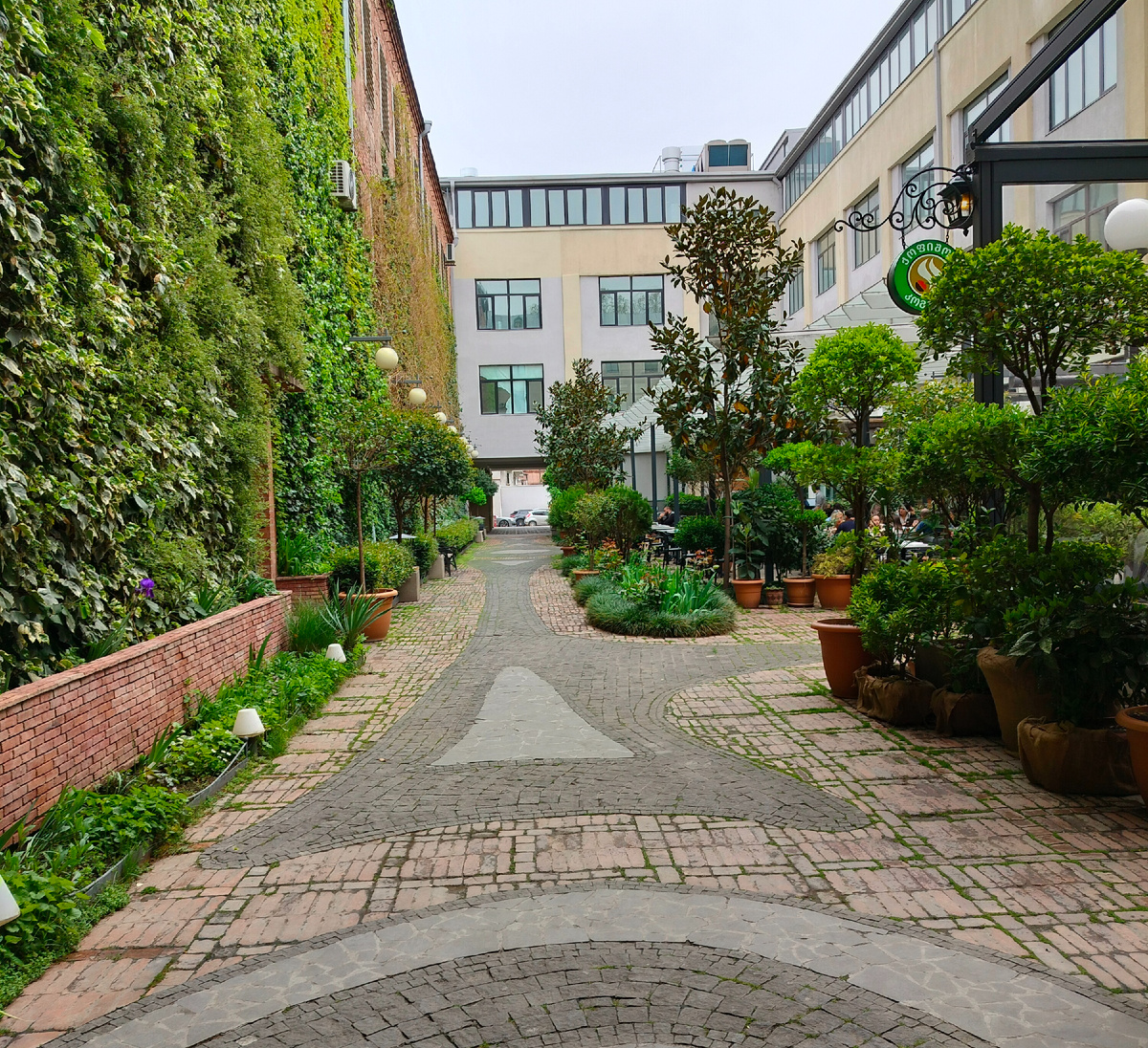 Личность связана со свободой. Без свободы нет личности. 
Николай Александрович Бердяев 