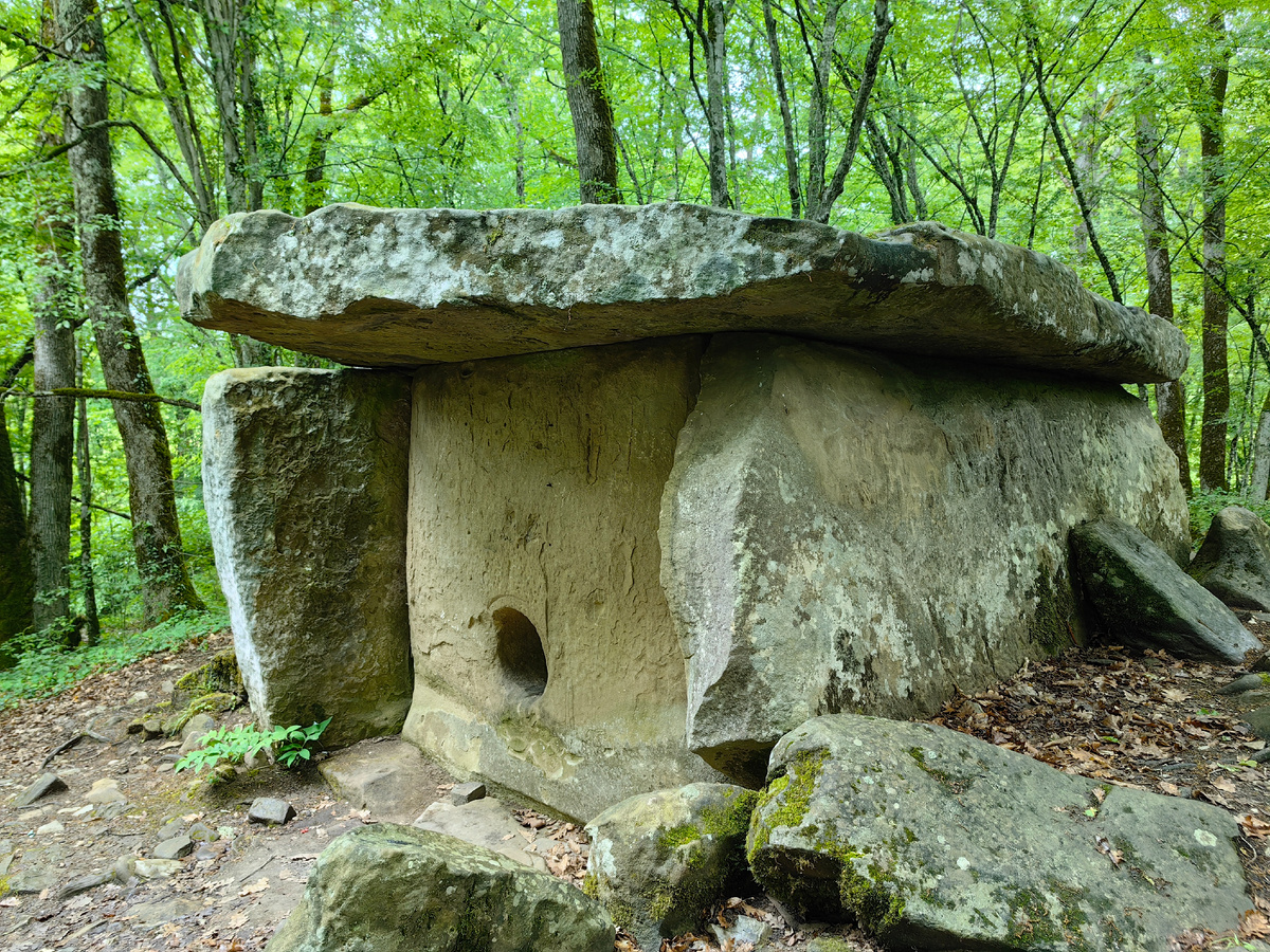 Дольмен на берегу реки Пшада.