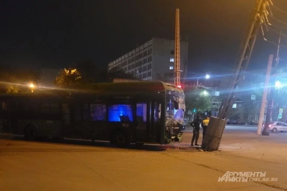    Автобус врезался в столб на конечной в Челябинске