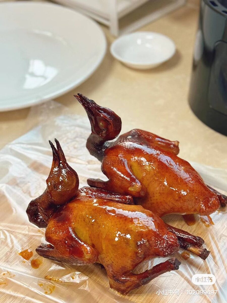 芙蓉脆皮乳鸽 fúróng cuì pí rǔ gē
жареный молодой голубь хрустящей корочкой, с яичным белком