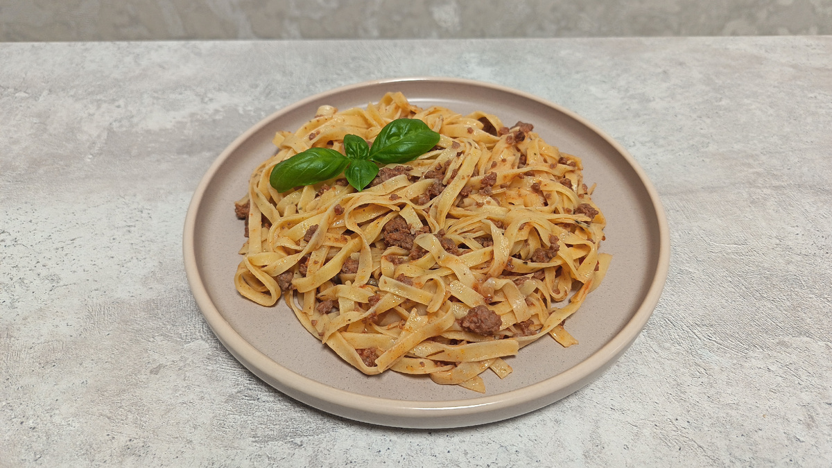 Вариант готового блюда: домашняя лапша с соусом болоньезе