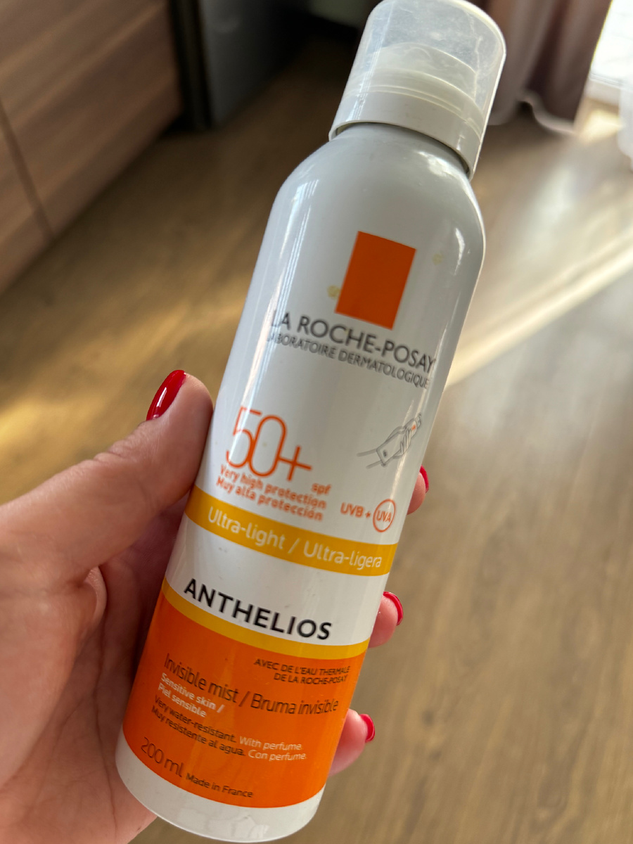 Спрей от La Roche-Posay удобно брать с собой и обновлять защиту в течение дня