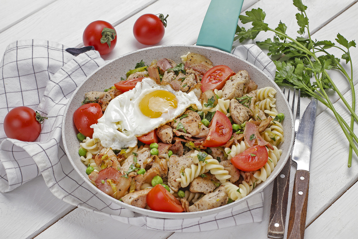 Индейка по-техасски с беконом, фузилли и глазуньей