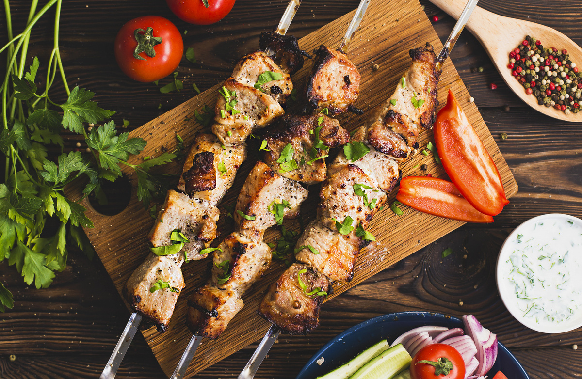 Шашлык из свинины в кефирном маринаде со свежим овощным салатом и йогуртовым соусом