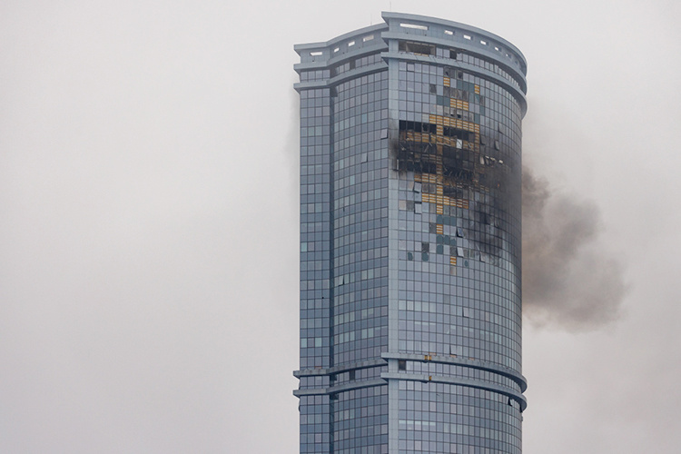    21 декабря 2024 года, в субботу, в Казани прошла крупная атака БПЛА по нескольким жилым домам. Самым пострадавшим стал небоскреб «Лазурные небеса».   
Фото: «БИЗНЕС Online»