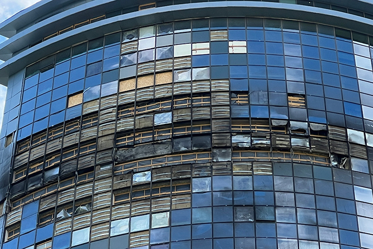    Сегодня фасад в «Лазурных небесах» выглядит почти так же, как в первые дни после атаки ВСУ, убедился корреспондент «БИЗНЕС Online», побывав накануне на месте.   
Фото: Илья Зима