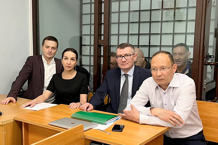    Защитники подсудимых: Александр Пахолков, Ангелина Константинова, Радмир Надыршин, Ленар Амиров (слева направо).   
Фото: Альбина Фархутдинова