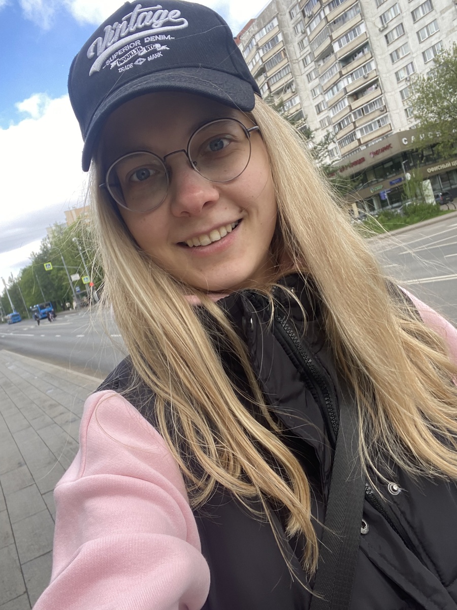 Две недели хожу в очках и чувствую себя неуверенной, максимально закрываю лицо, кепкой, капюшоном😂