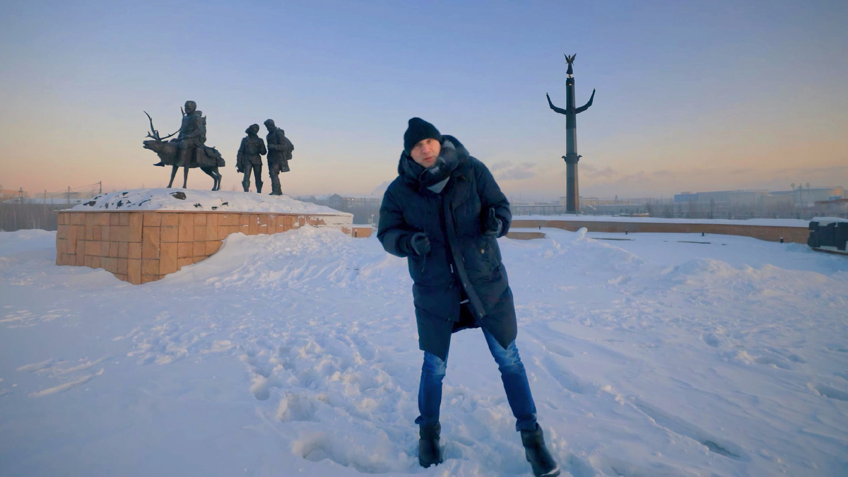 Я хорошо знаю, что такое перебегать в минус 60 из жилого вагончика до столовой и обратно по сугробам, рискуя замерзнуть или стать обедом для дикого животного. Теперь ещё знаком с экстримом записи стендапа в -60С. Через минуту камера не выдержала, отключилась,  так-что дубль был один. 