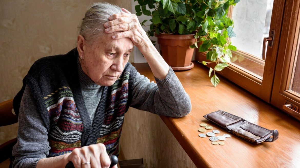 Пенсия нищенская — переводы мошенникам многомиллионные: в чём парадокс?