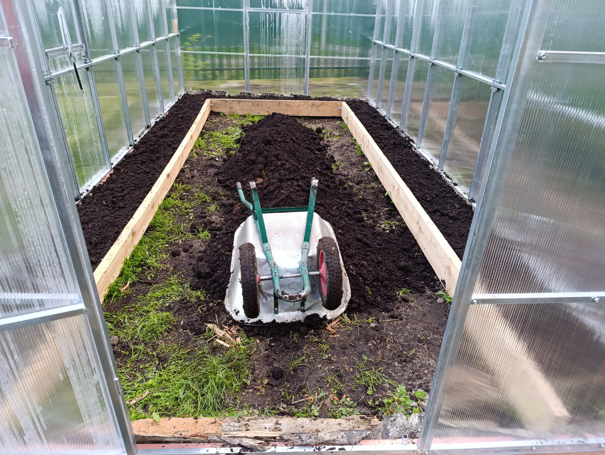 Грядку посредине теплицы я делал потом, так как не проехала бы тачка с землёй