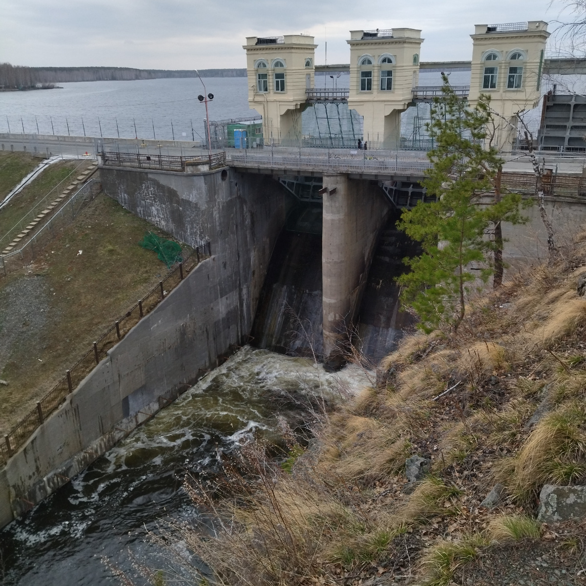 Плотина Белоярского водохранилища
