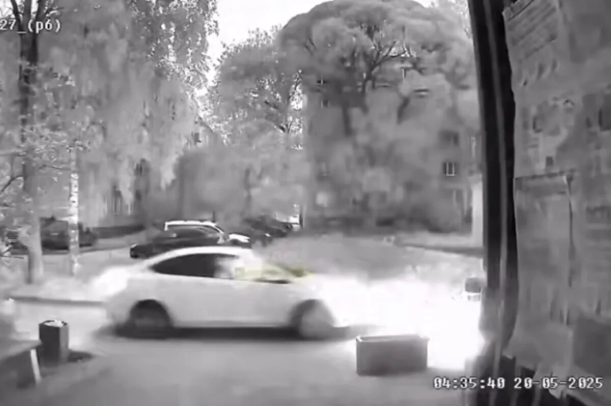    В Новосибирске взорвался автомобиль, проезжая мимо подъезда дома