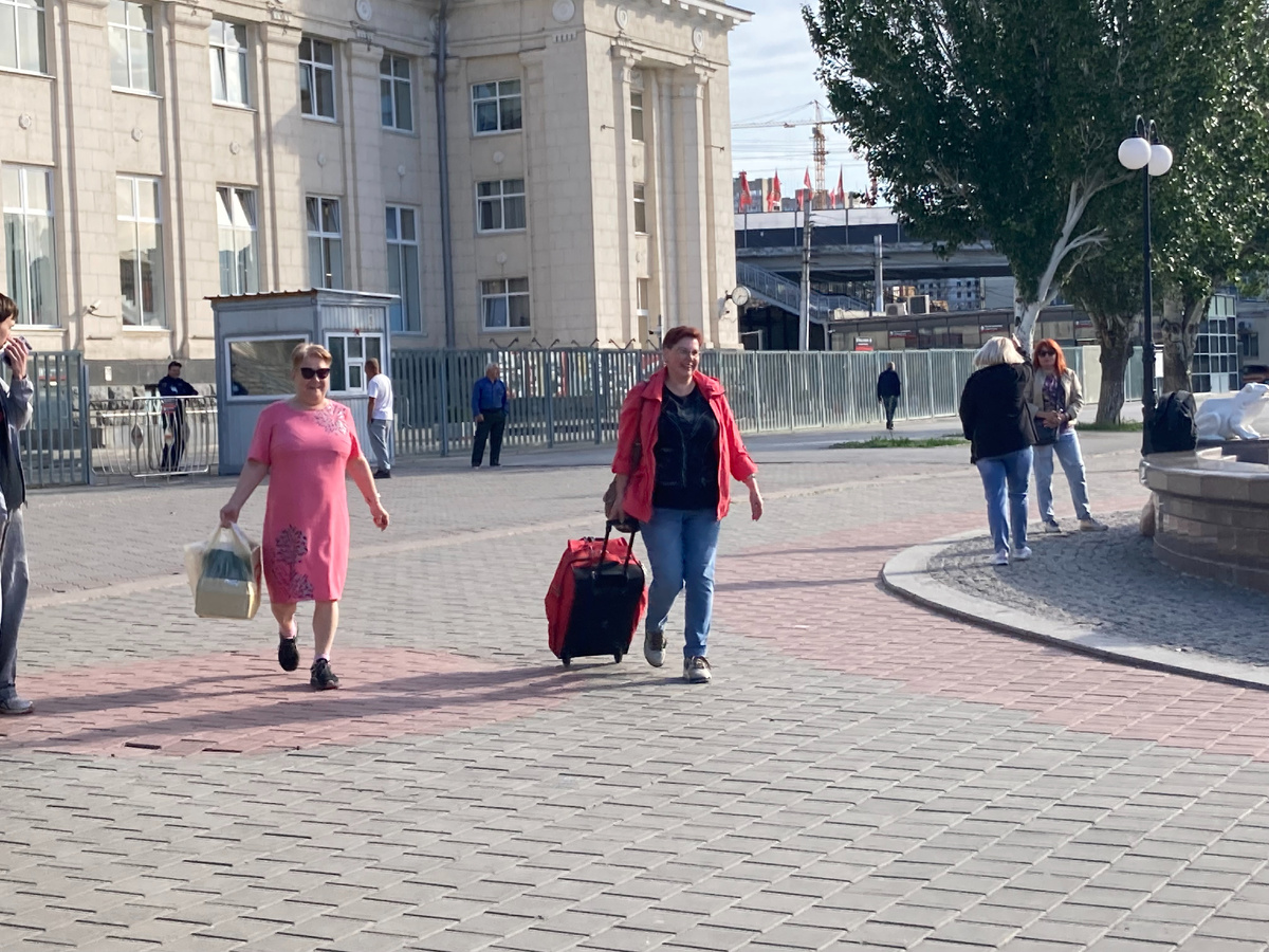 Надежда приехала на день раньше из Нижнего Новгорода. Она просто помогает коробку нести. 