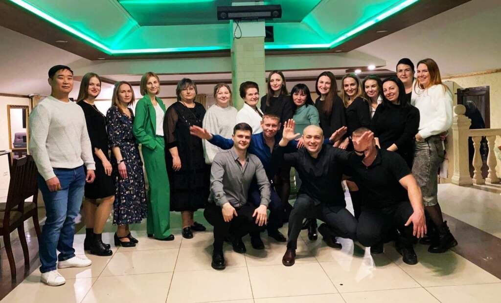 Ольга Михайловна Шрамко с выпускниками 2004 года Веселовские вести  📷
