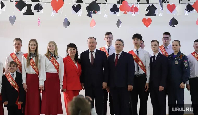 В школе №142 выпустились 12 учеников 11-го класса. Фото: Размик Закарян © URA.RU