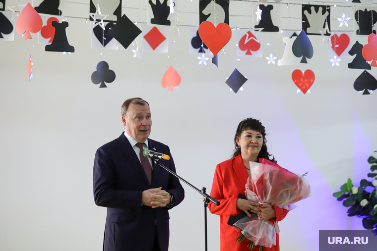 Алексей Орлов и директор Наталья Обожина, некогда сама ученица школы №142. Фото: Размик Закарян © URA.RU