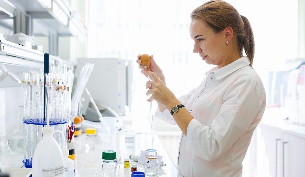     Лаборант. Источник: mos.ru Автор фото: Пресс-служба Мэра и Правительства Москвы