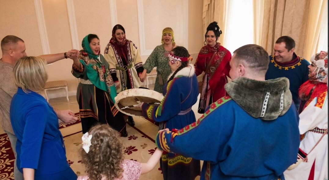     Влюбленным предлагают сыграть свадьбу на фестивале «МИР Сибири» в Шушенском