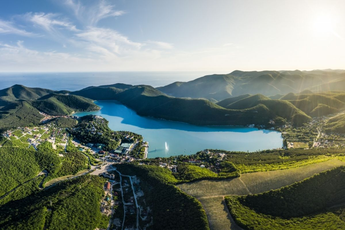 Село Абрау-Дюрсо и озеро Абрау-Дюрсо