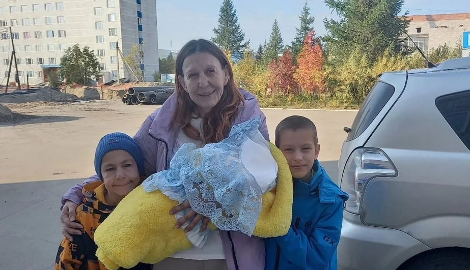 "Девушка с лицом бабушки" в третий раз стала мамой. Как сейчас живет Екатерина Неженцева, как выглядит отец ее ребенка