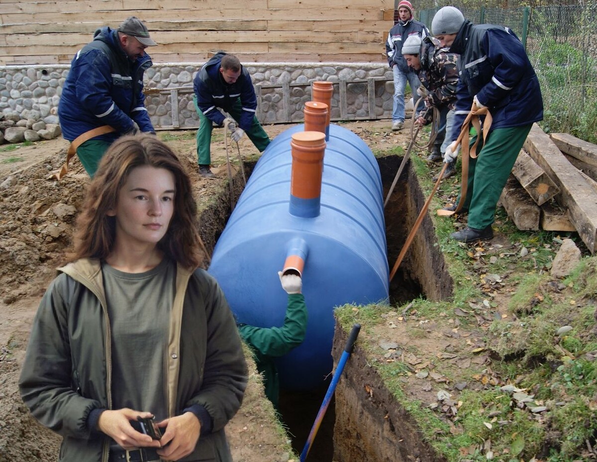 Моя помощница на фоне установки в котлован стеклопластикового септика