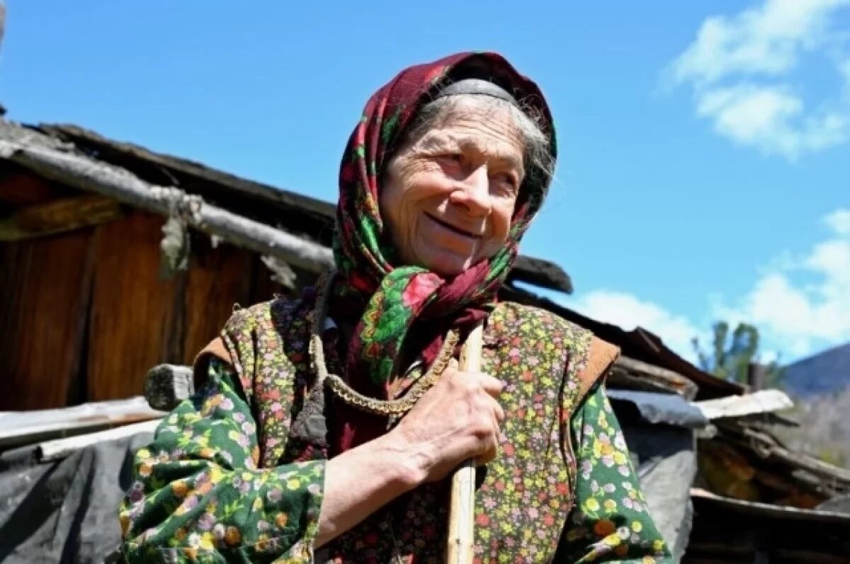    Агафья Лыкова нарядилась для встречи гостей и напекла хлеба.