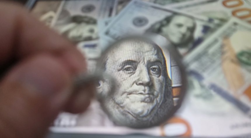 Доллар США в увеличительное стекло Zuma\TASS