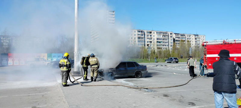    Автомобиль полыхал на парковке гипермаркета в Петрозаводскетелеграм-канале «ДТП Птз и Карелии»