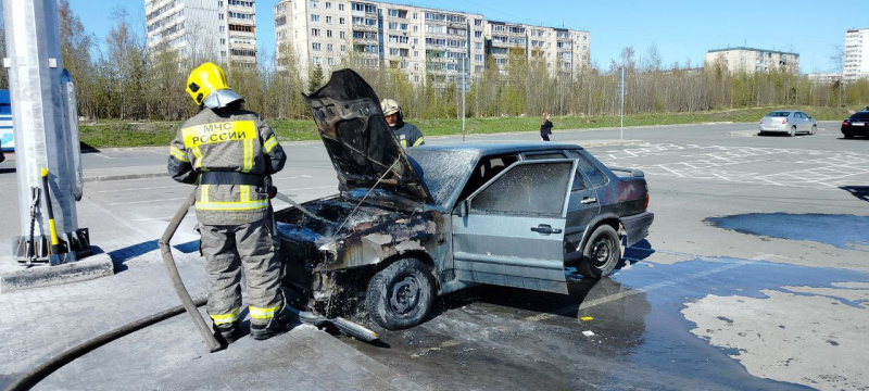    Автомобиль полыхал на парковке гипермаркета в Петрозаводскетелеграм-канале «ДТП Птз и Карелии»