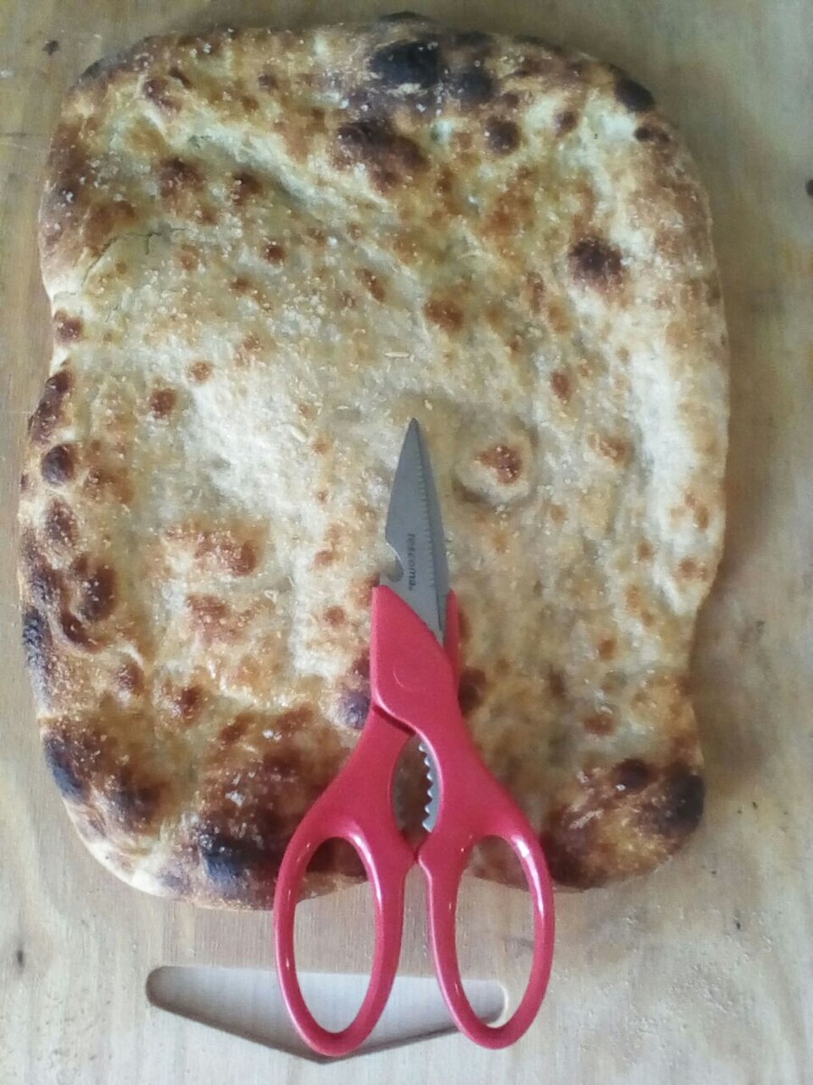 Пробуйте заменять 5%-20% муки на просеянную ржаную, на римачинату или другую яркую муку.