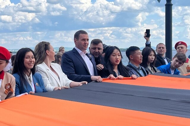    РКФ: «Запустили волну Победы» - 300-метровая георгиевская лента Фото: «АиФ-Дальинформ»/ Дина Непомнящая