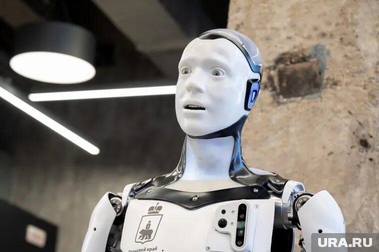 Робот Арди пообщался с главой СК Александром Бастрыкиным. Фото: Руслан Яроцкий © URA.RU