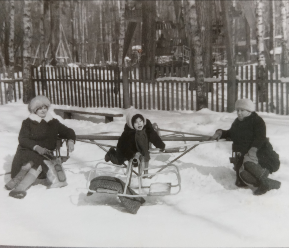 Слева и с сумкой бабушка Катя, а справа бабушка Надя. А посередине я балуюсь. 