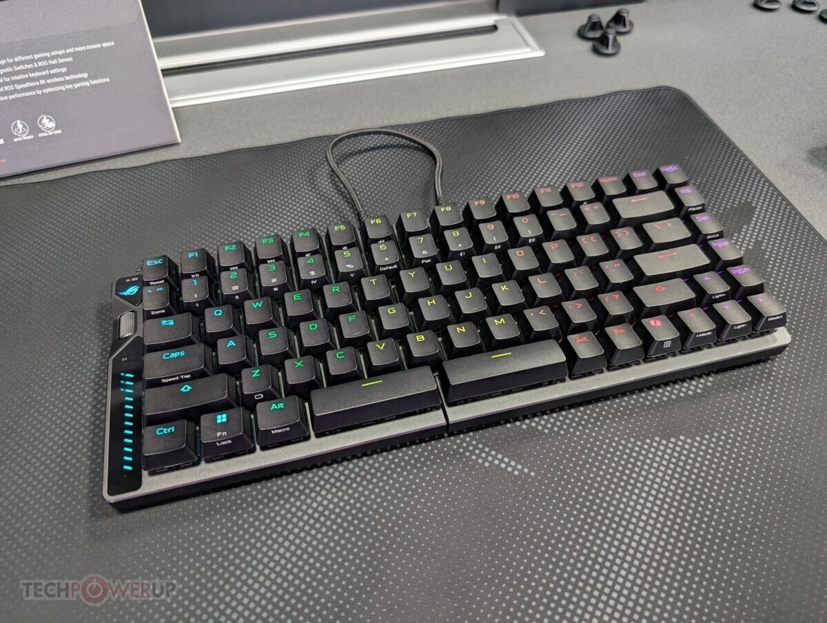    ASUS показала игровую сплит-клавиатуру с новыми магнитными свитчами