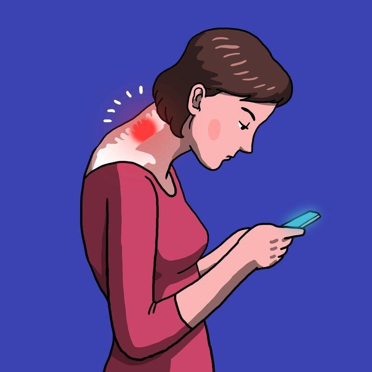 Ты наверняка это делала: стоишь в очереди, едешь в транспорте или лежишь на диване — и склонив голову, залипаешь в телефон.