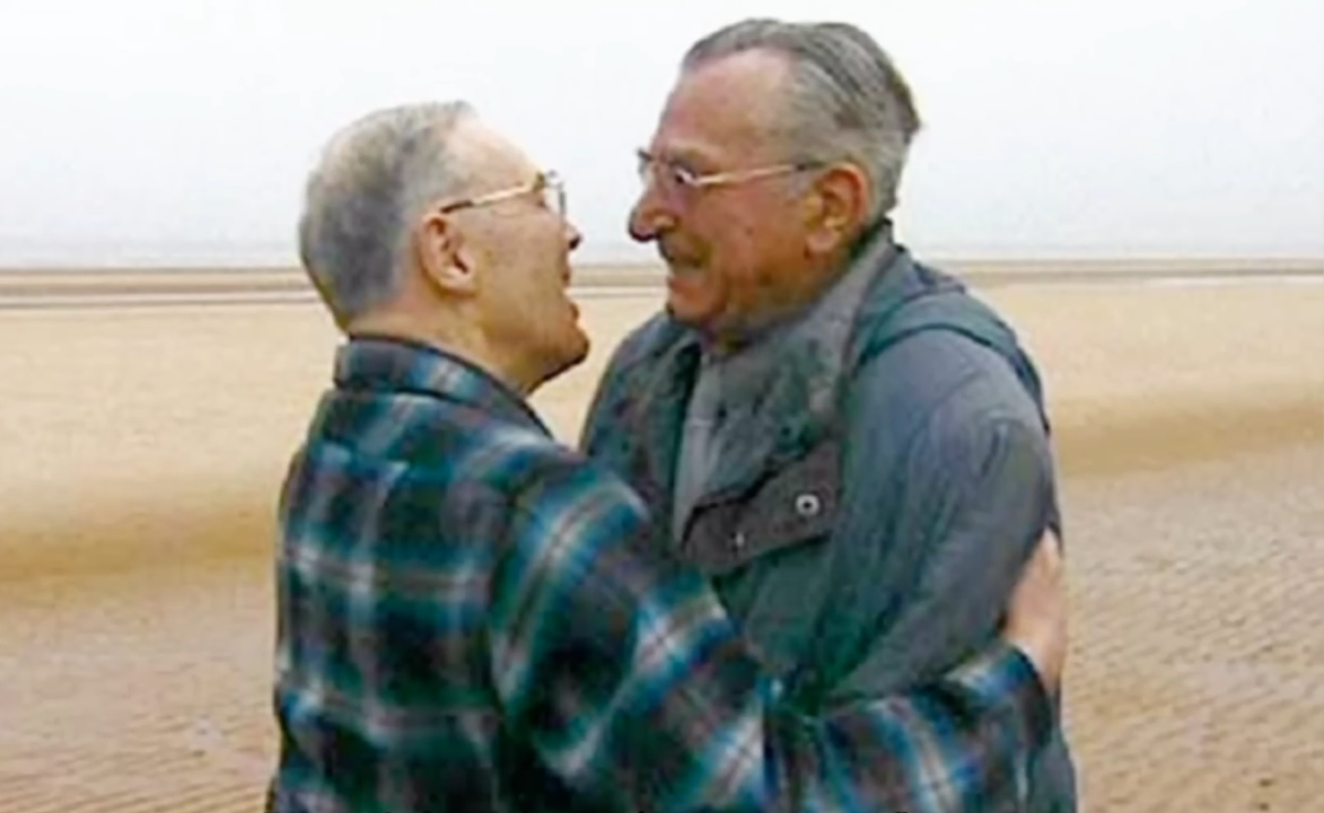 Генрих (справа) на встрече с американским ветераном