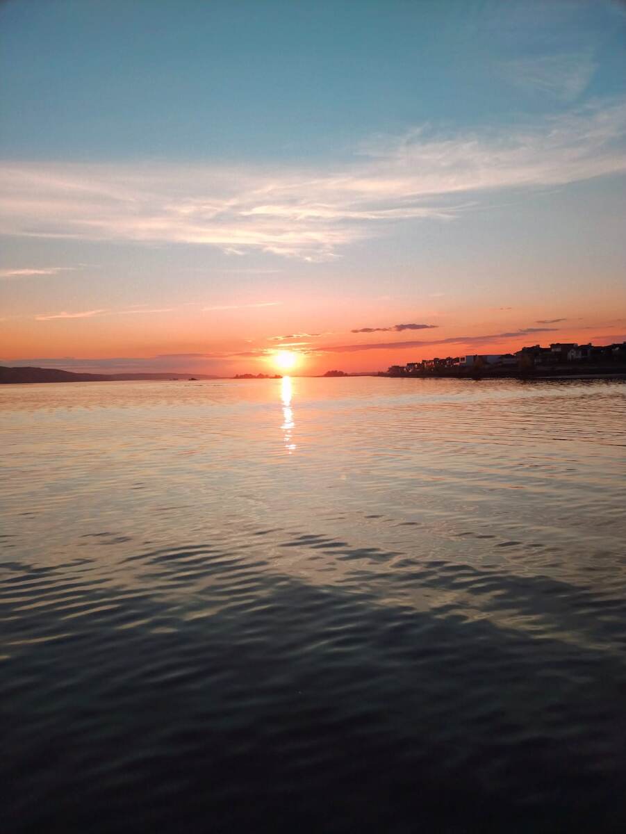 Пока мы можем наблюдать вот такую прекрасную картину - солнечный закат на Волге