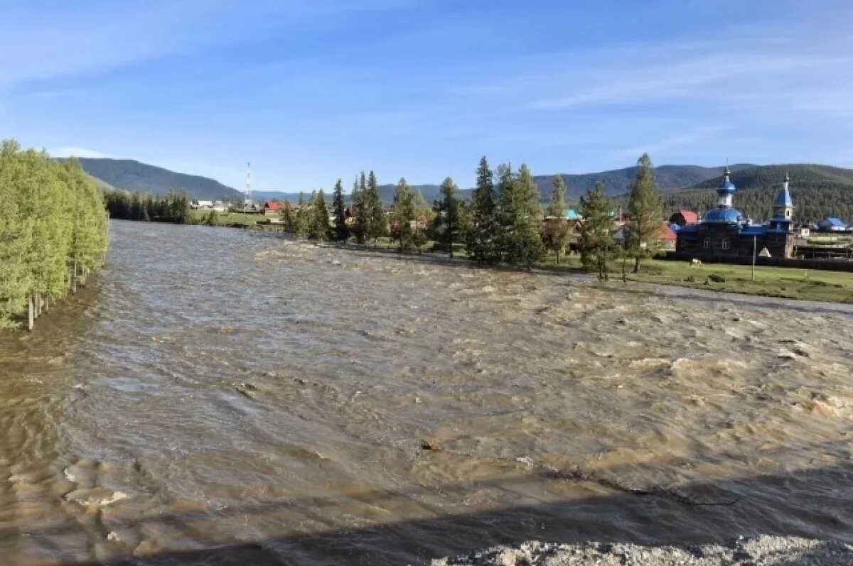    На Алтае вышедшие из берегов река и озеро подтопили села
