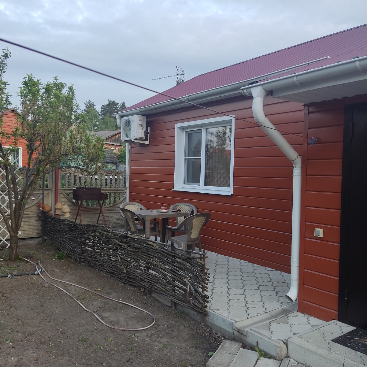 Здесь мы вечером пили пиво с раками и вдыхали ароматы весеннего сада