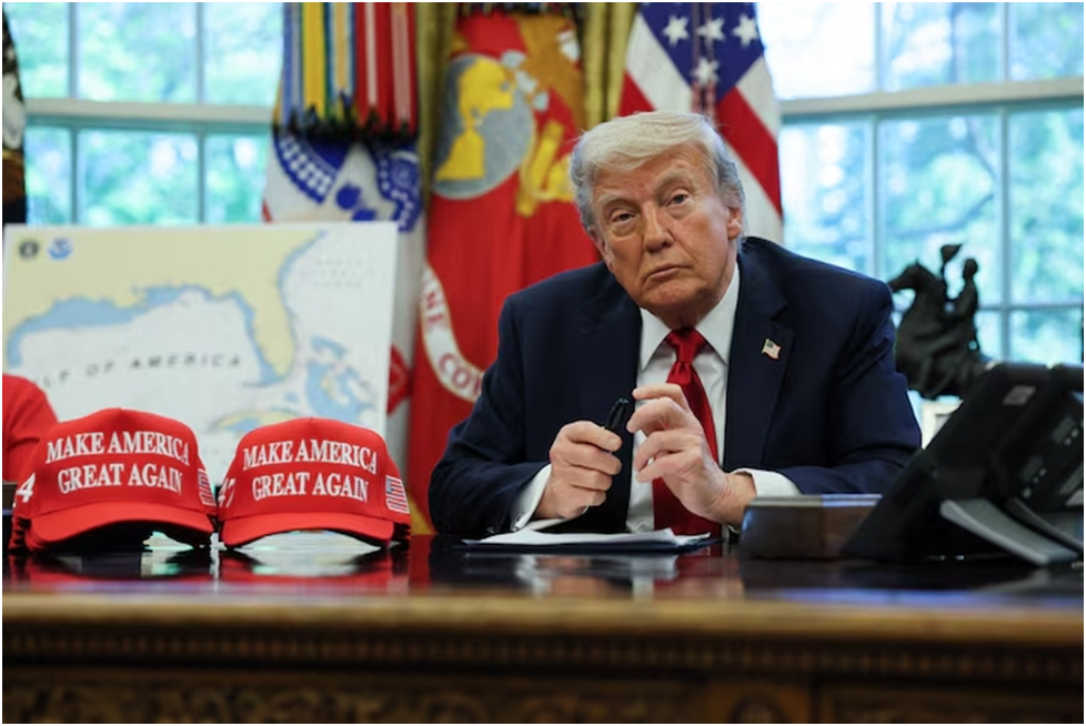 Президент США Дональд Трамп беседует с ранеными ветеранами (не изображены на фото) перед подписанием исполнительных указов в Овальном кабинете Белого дома в Вашингтоне, округ Колумбия, США, 23 апреля 2025 года. REUTERS/Лия Миллис